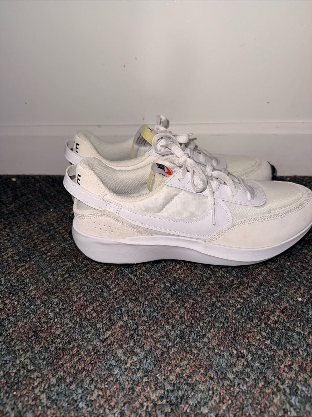 Nike White Low-Top Women’s Sneakers with Subtle Cream Accents